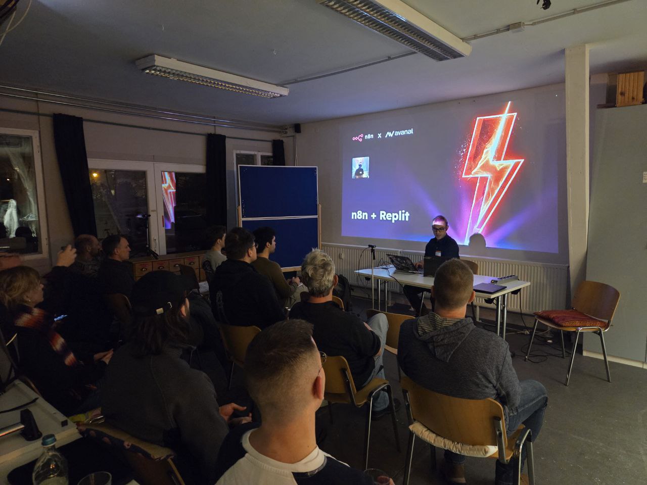 Aemal Sayer demonstriert Vibe Coding live mit Replit – vom Prompt zum produktionsnahen Dashboard.