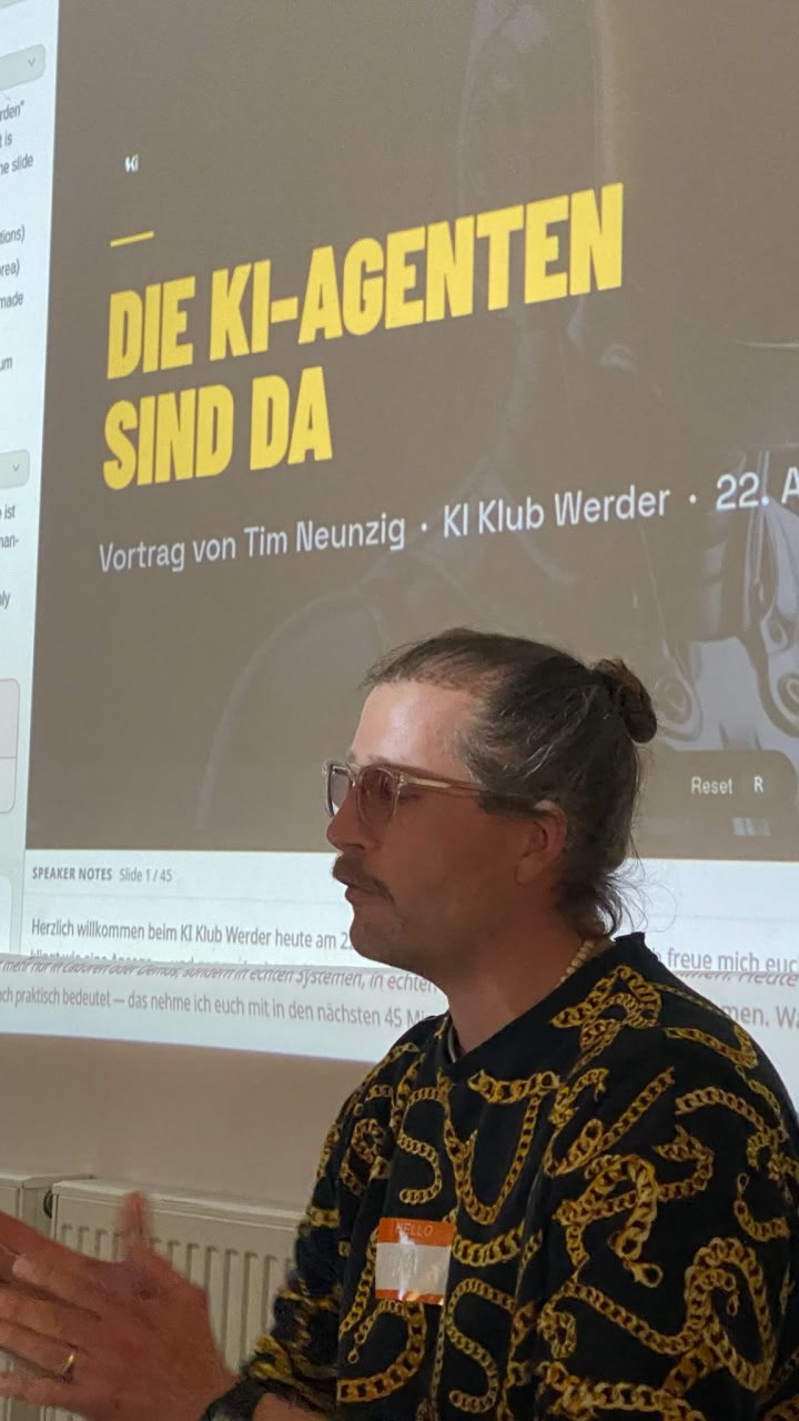 Tim Neunzig vor der Titel-Folie „Die KI-Agenten sind da“.