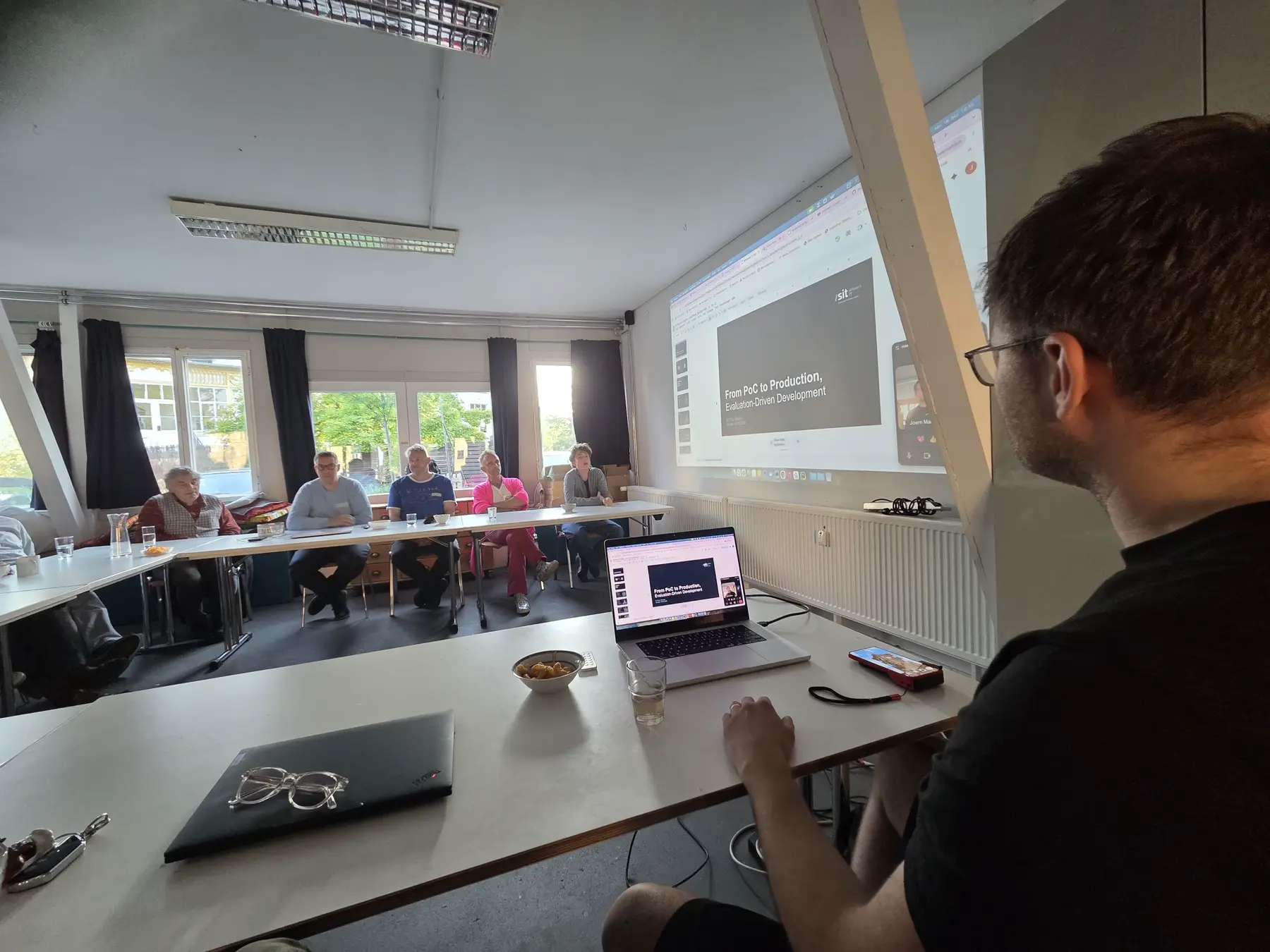 Präsentation in der Klimawerkstatt mit Publikum und projizierten Folien.