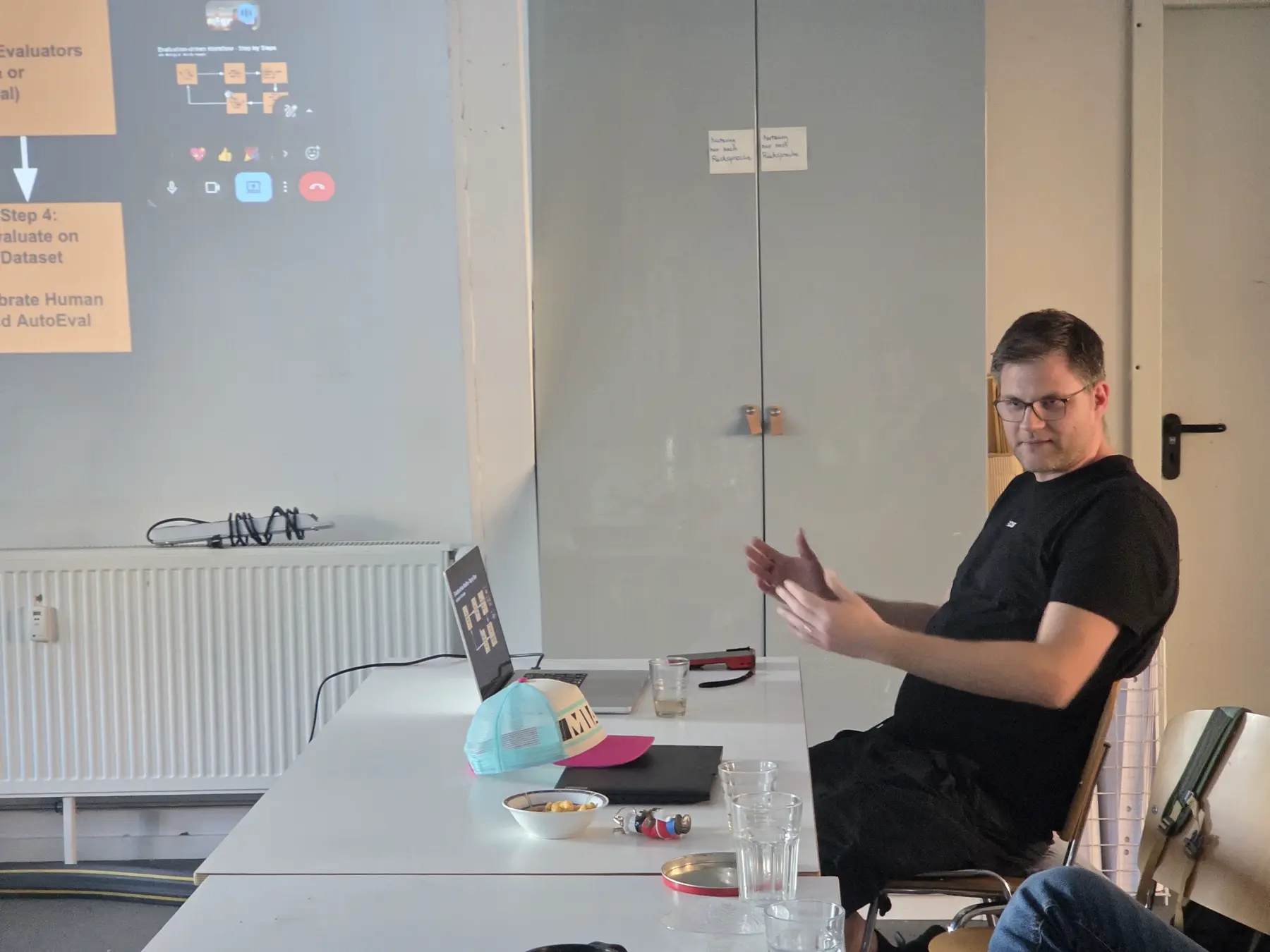 Jörn neben einer Workflow-Folie während des Vortrags.